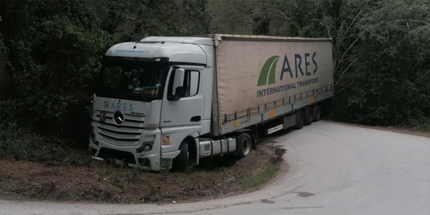 Un camió amb 40 tones de nitrogen queda atrapat en un camí forestal de Torrelles